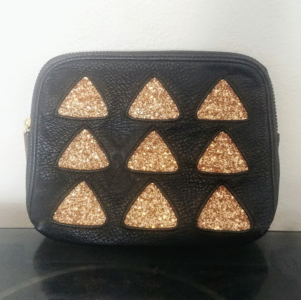 ⚠️ BCBGeneration Zip Clutch - Black/Gold Geometric - Picture 1 of 4